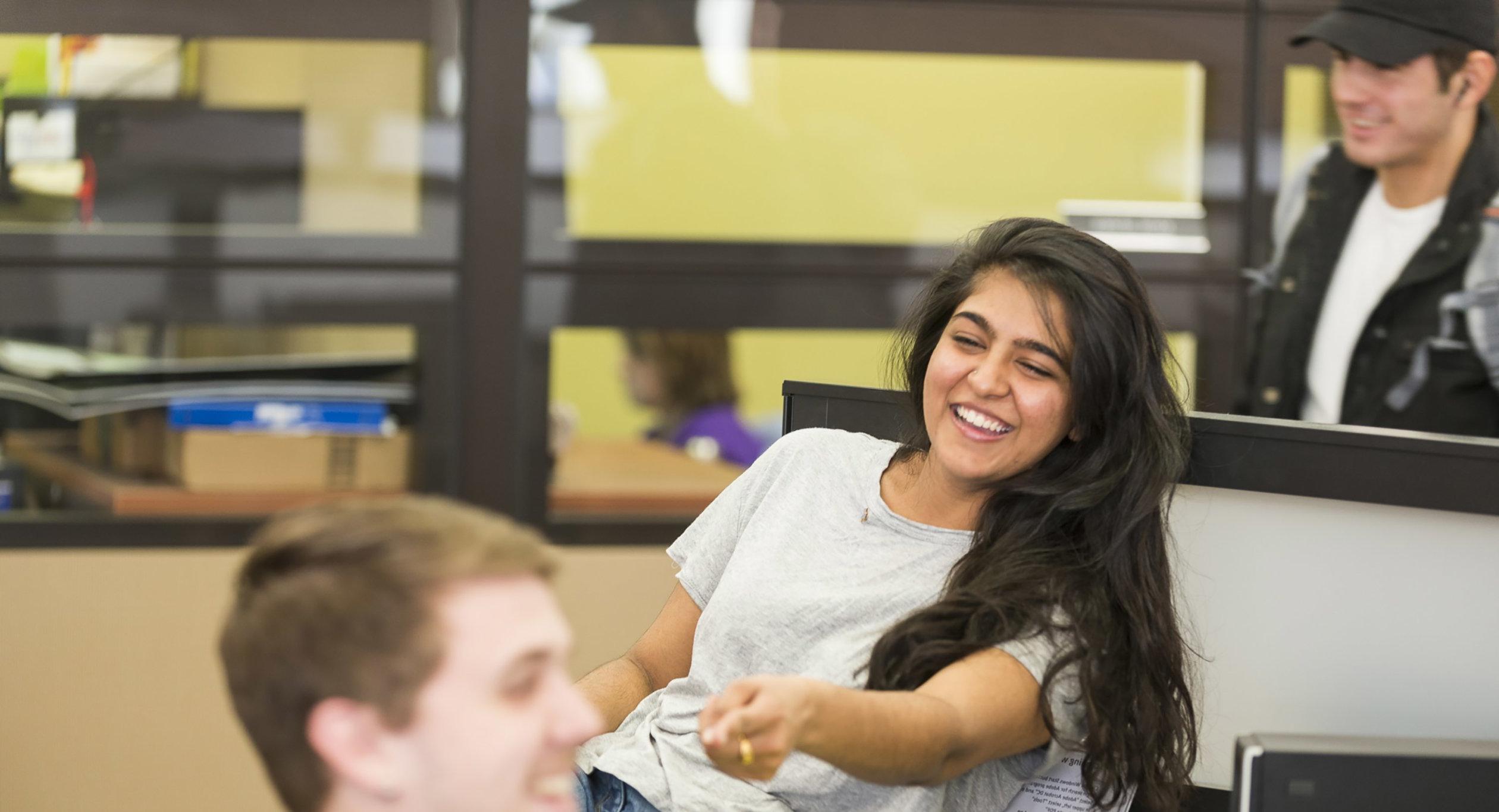 Smiling Students in 图书馆 Studying 027